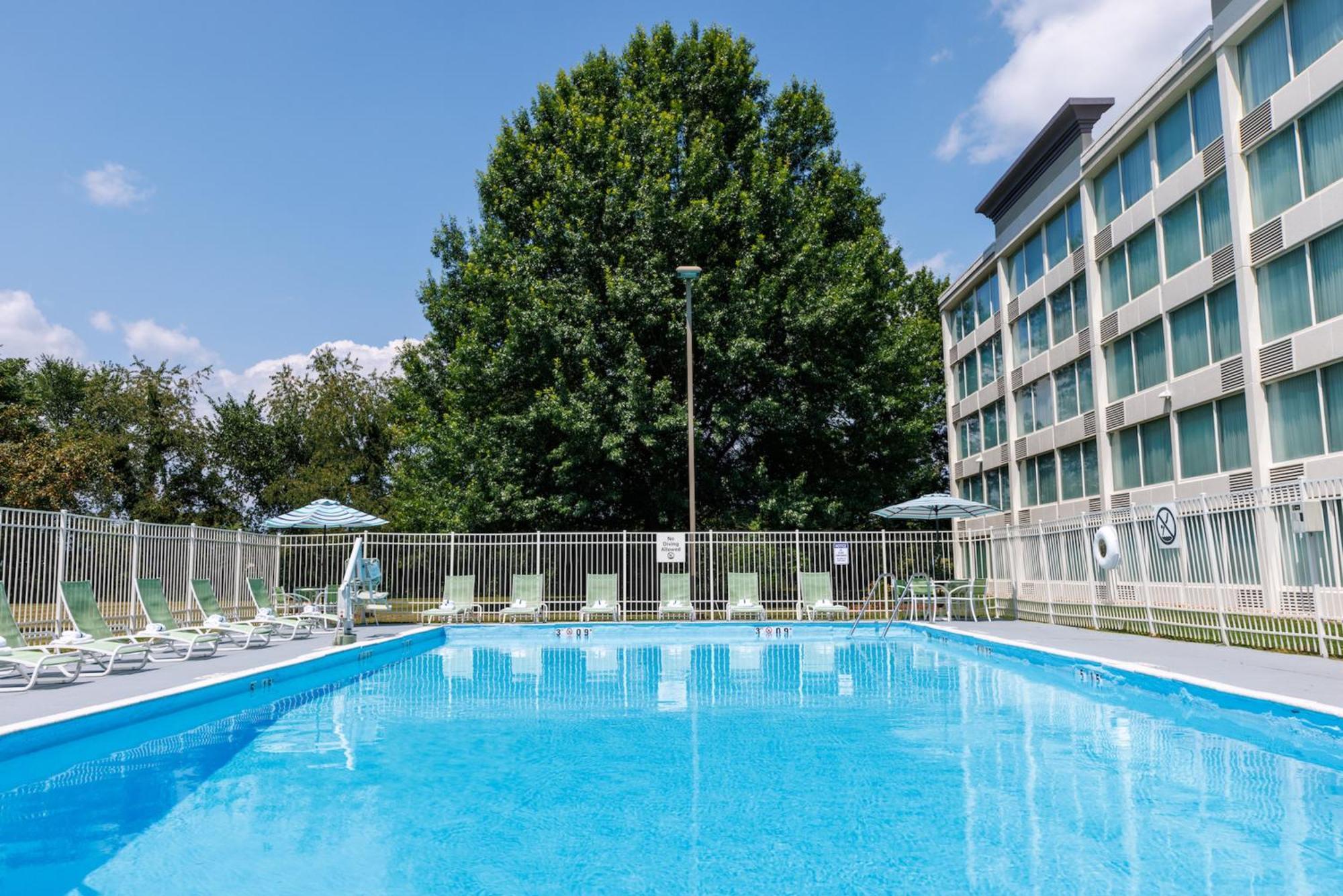 Holiday Inn Weirton-Steubenville Area Екстериор снимка