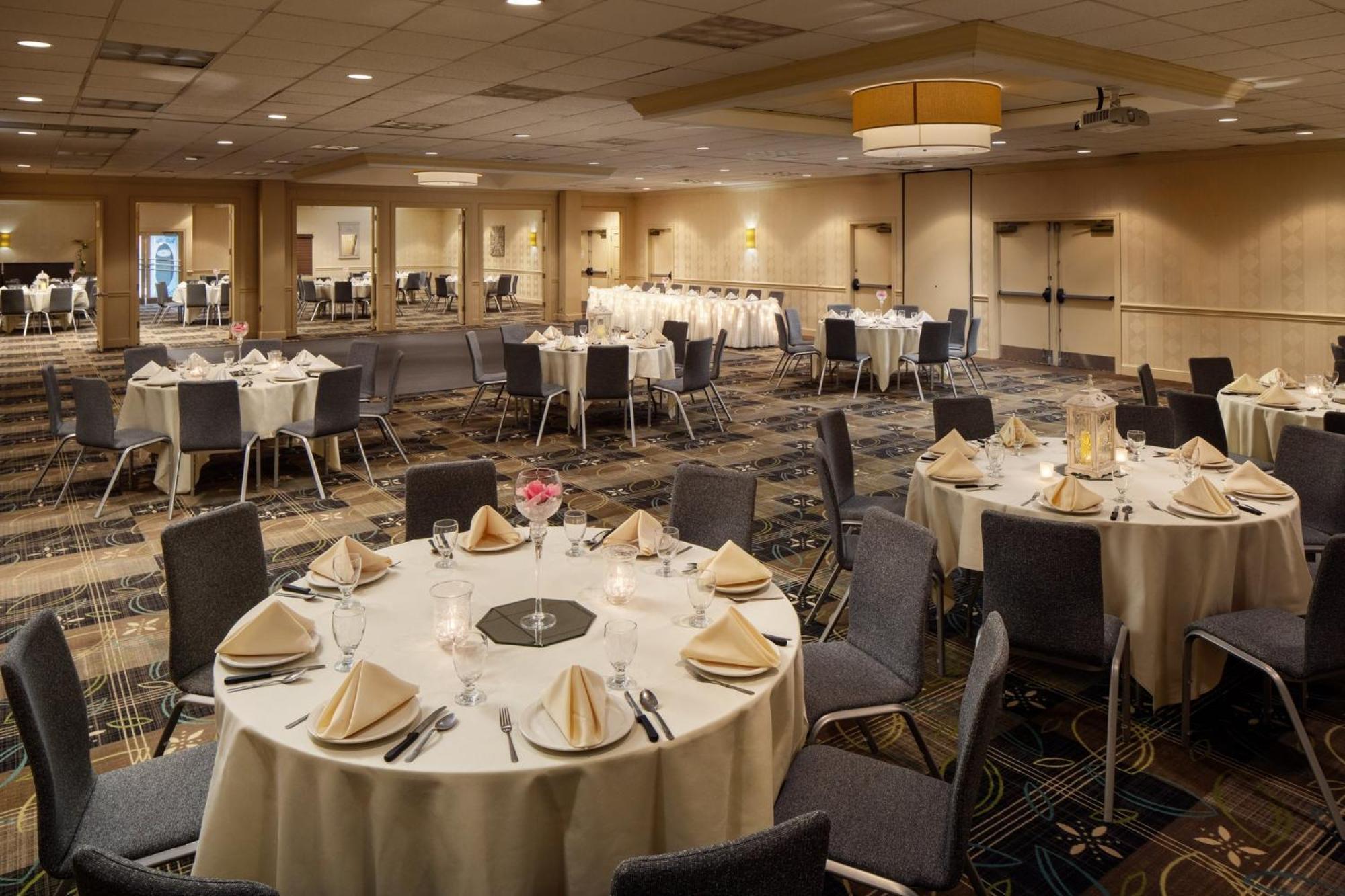 Holiday Inn Weirton-Steubenville Area Екстериор снимка