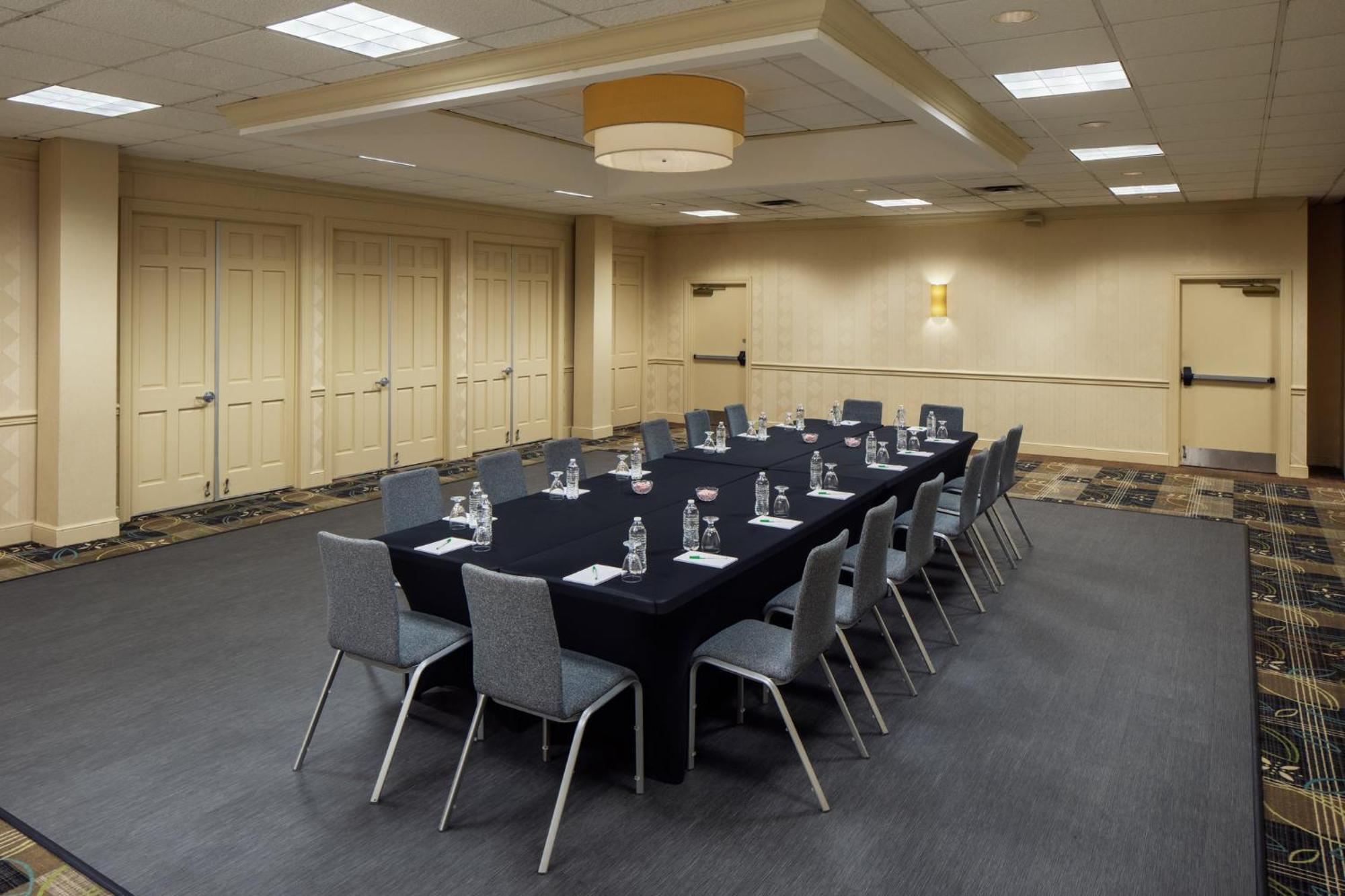 Holiday Inn Weirton-Steubenville Area Екстериор снимка