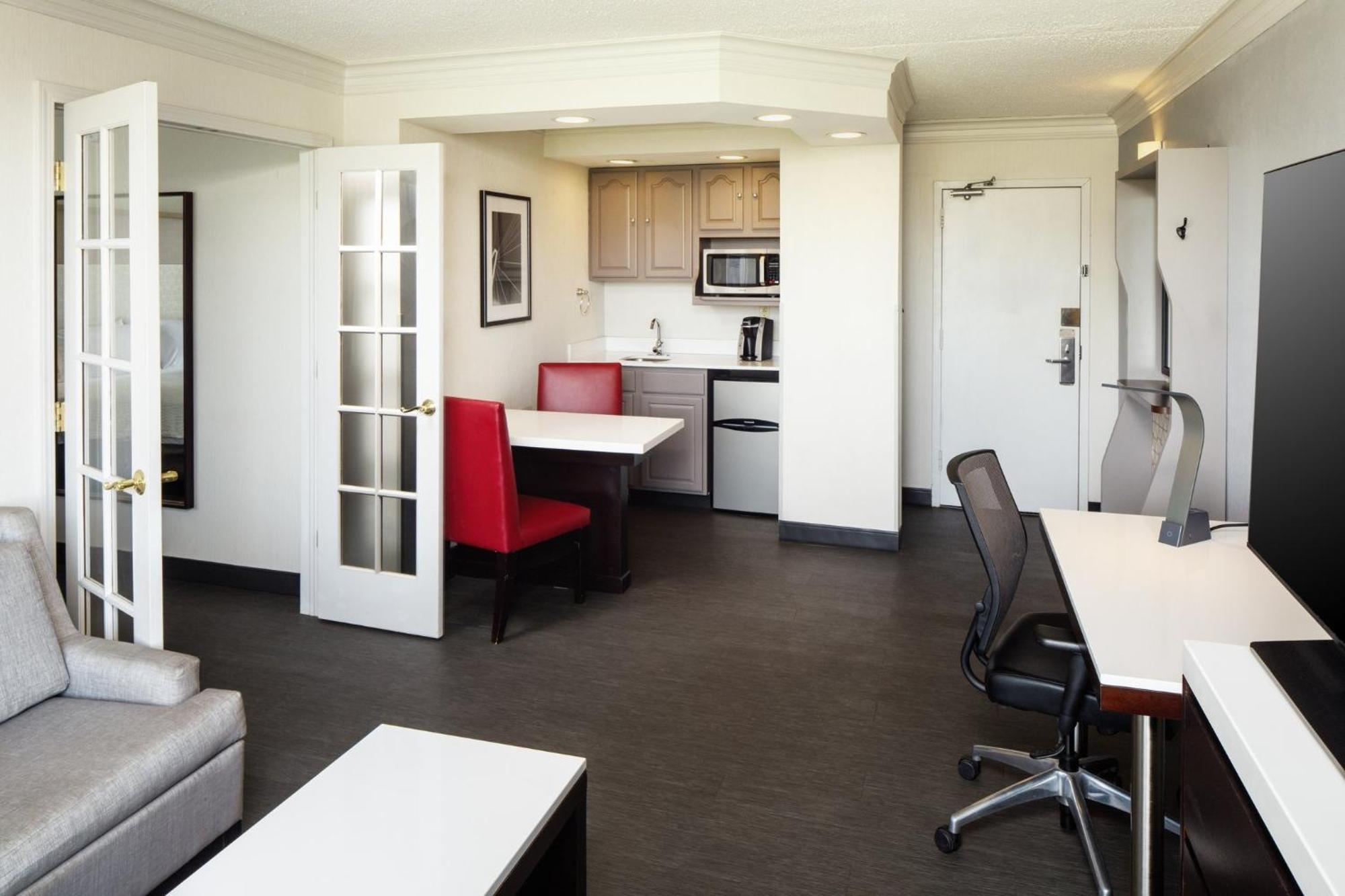 Holiday Inn Weirton-Steubenville Area Екстериор снимка