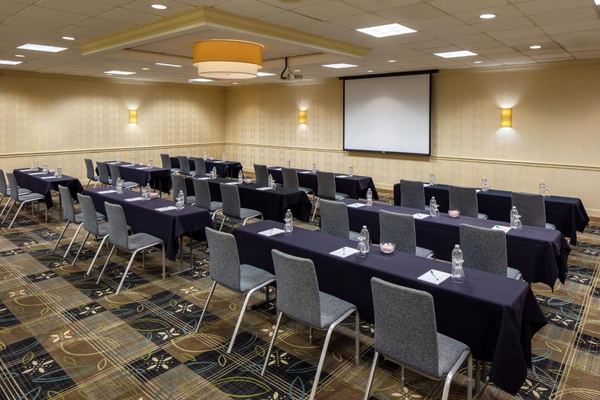 Holiday Inn Weirton-Steubenville Area Екстериор снимка