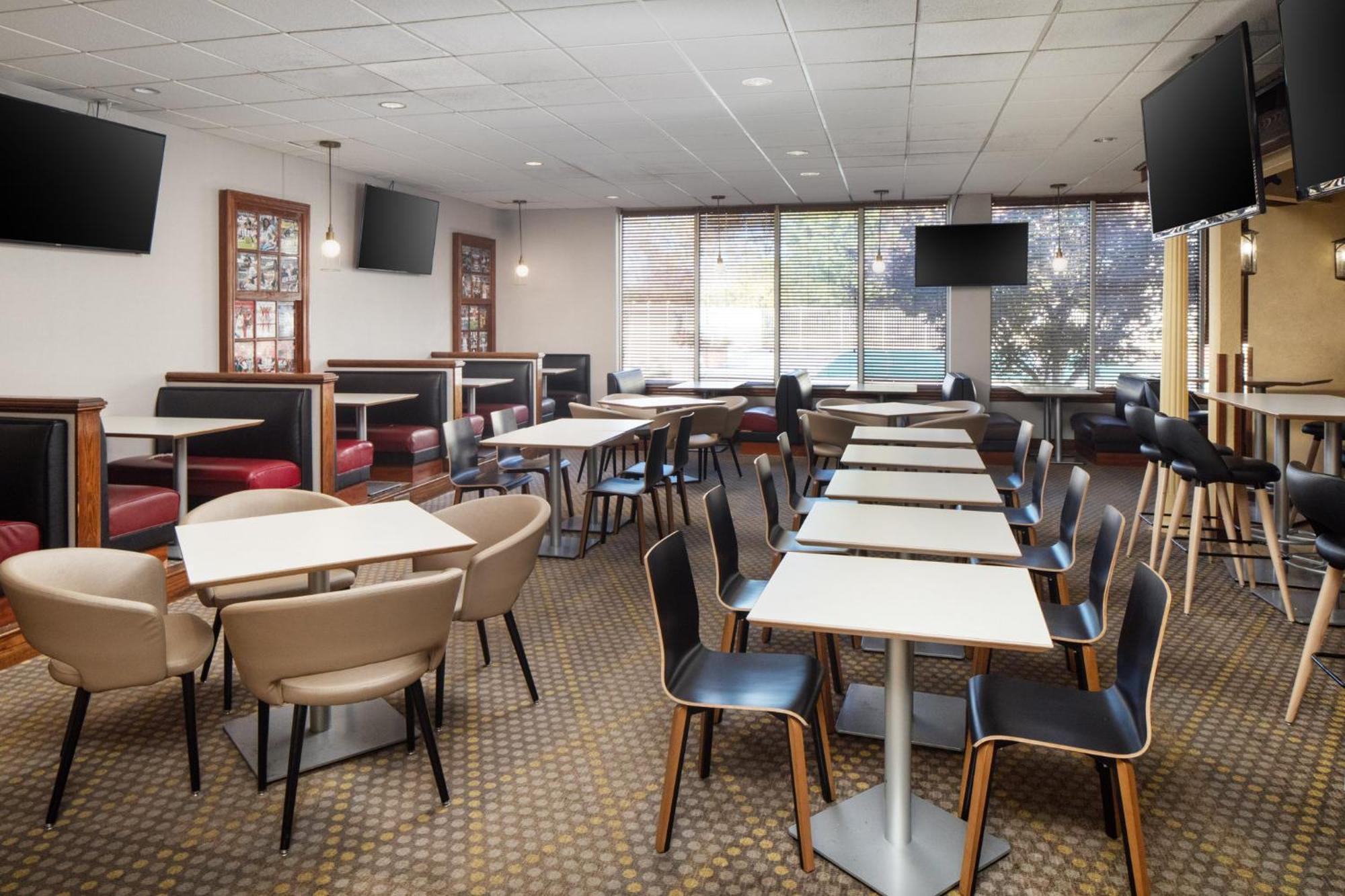 Holiday Inn Weirton-Steubenville Area Екстериор снимка