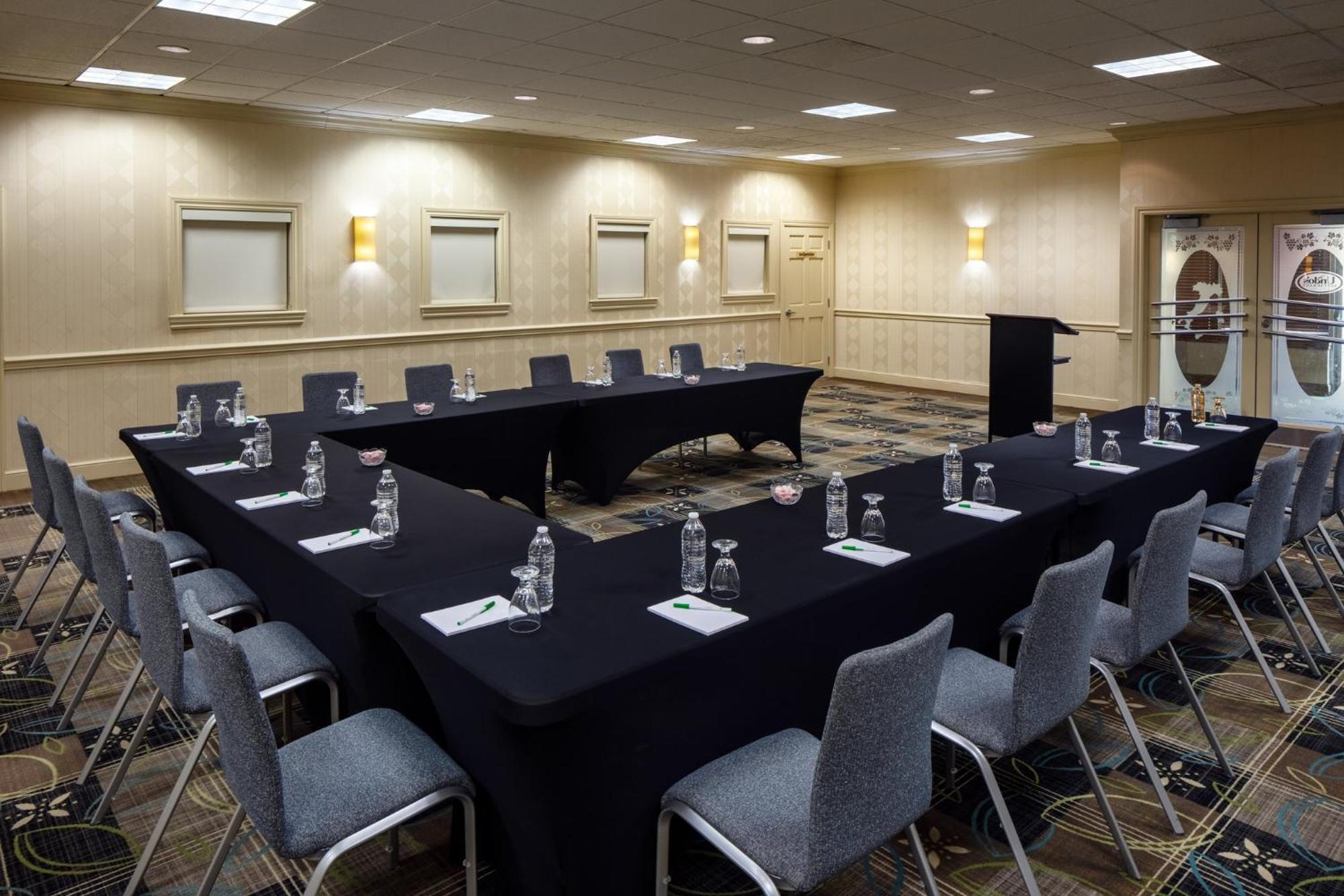 Holiday Inn Weirton-Steubenville Area Екстериор снимка