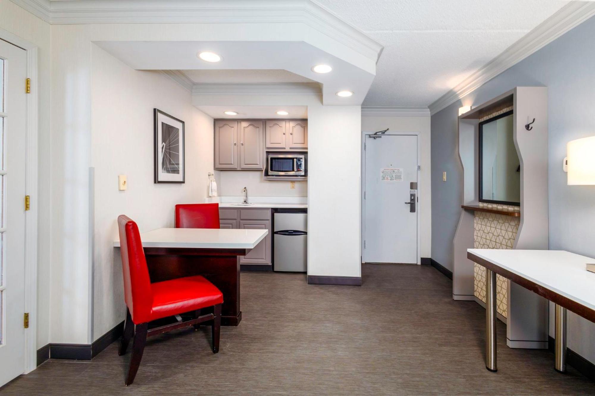Holiday Inn Weirton-Steubenville Area Екстериор снимка
