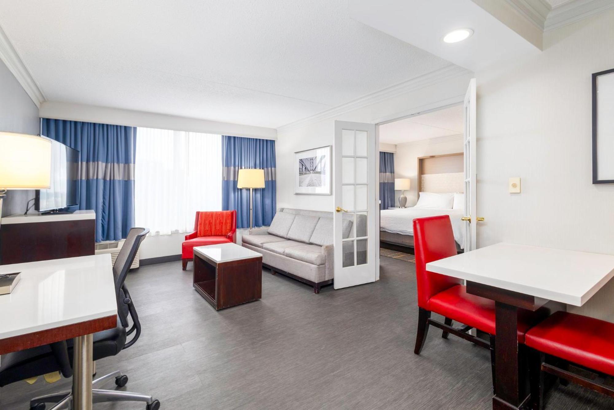Holiday Inn Weirton-Steubenville Area Екстериор снимка
