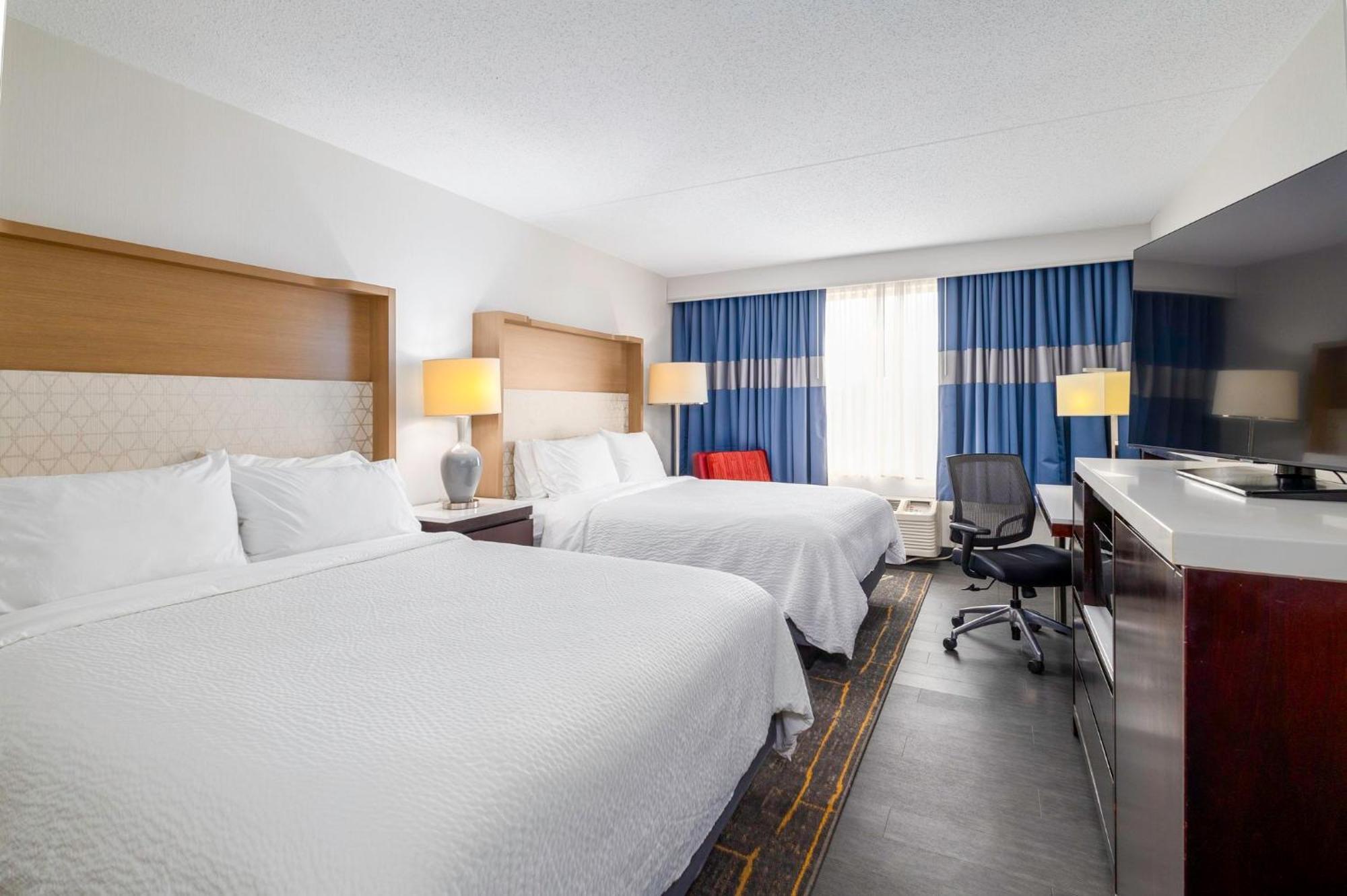Holiday Inn Weirton-Steubenville Area Екстериор снимка